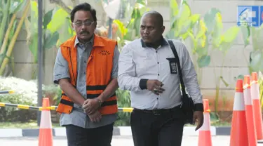 Gubernur Kepulauan Riau, Nurdin Basirun (kiri) tiba untuk menjalani pemeriksaan di Gedung KPK, Jakarta, Selasa (16/7/2019). Nurdin Basirun diperiksa sebagai tersangka usai ditangkap dalam OTT KPK berkaitan dengan dugaan suap izin lokasi rencana reklamasi di wilayah Kepri. (merdeka.com/Dwi Narwoko)