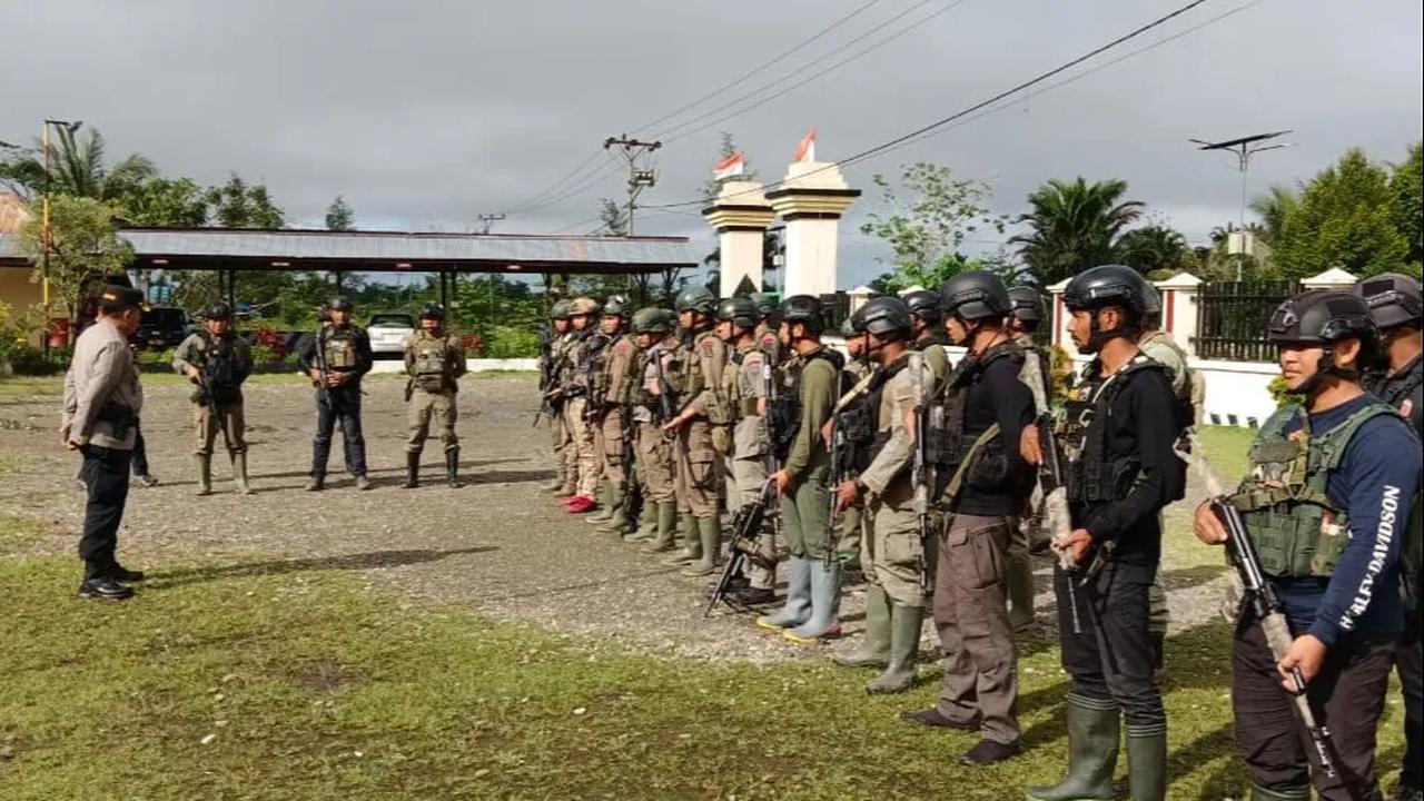 Satgas Damai Cartenz menerjunkan personelnya untuk mengevakuasi para korban, baik korban selamat maupun korban meninggal dunia, Selasa, (17/10).<br>