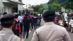 Polisi menyisir dan menangkap puluhan pemuda dari 2 organisasi massa, hingga sate kambing campur keju.
