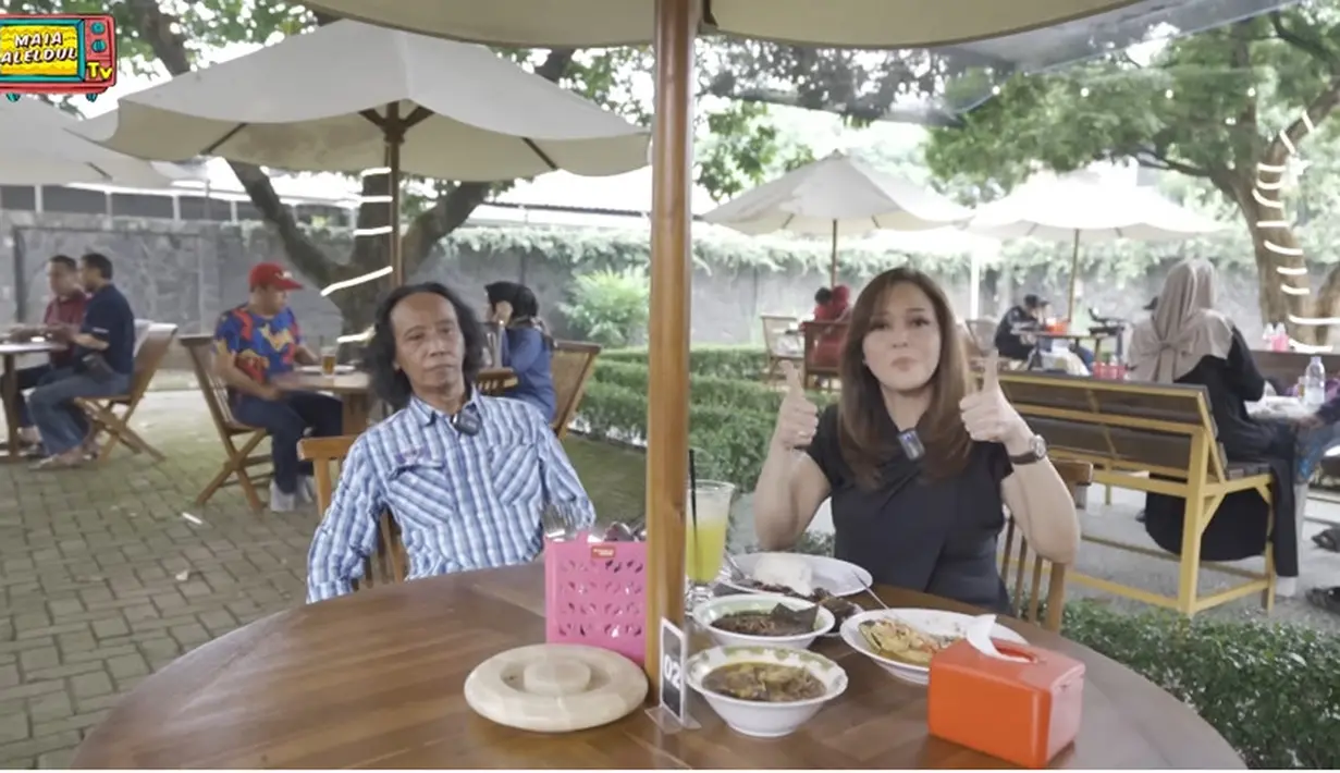 Maia Estianty belum lama ini berkesempatan ke rumah yang dijadikan tempat makan. Tampak, beberapa meja dan kursi berjejer untuk makan dan santai. [Youtube/MAIA ALELDUL TV]
