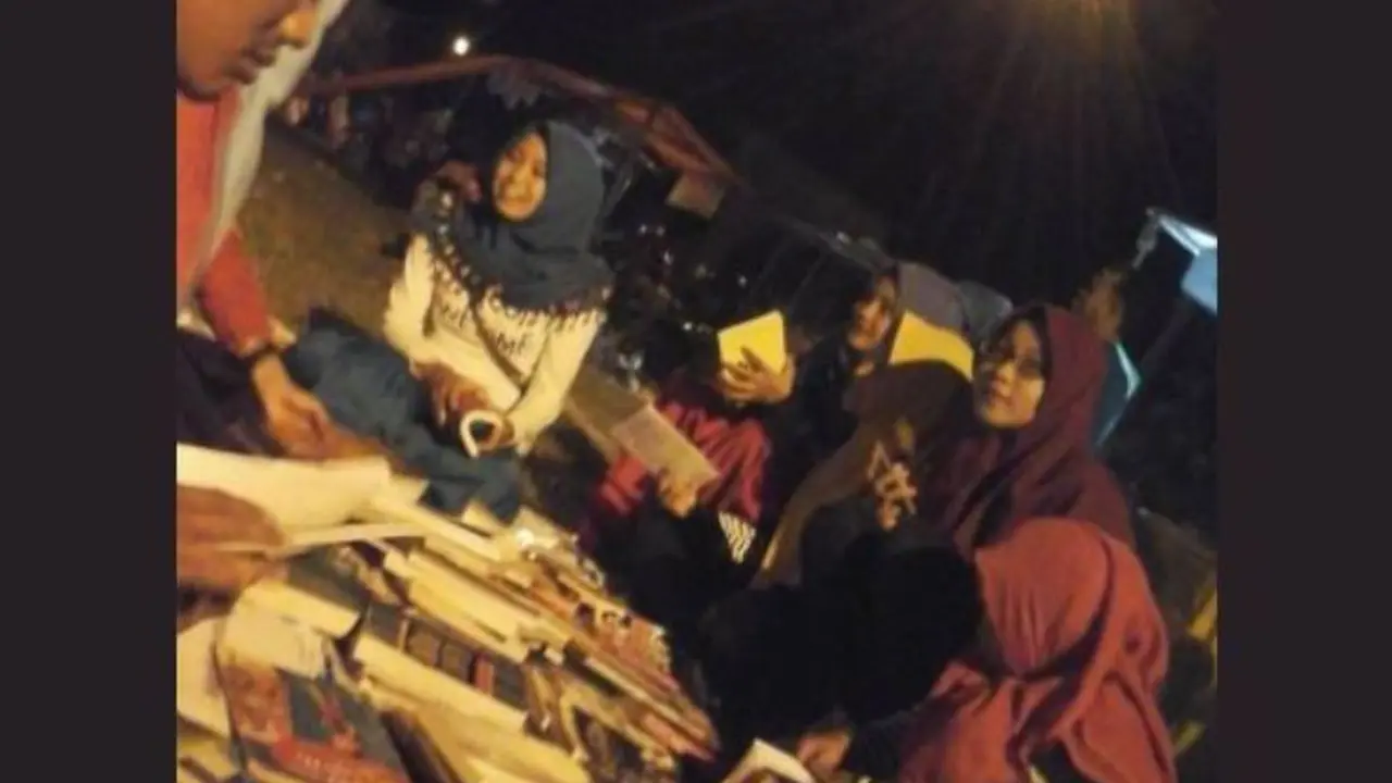 Sambil Dagang Otak-otak, Pria Ini Buka Perpustakaan Gratis