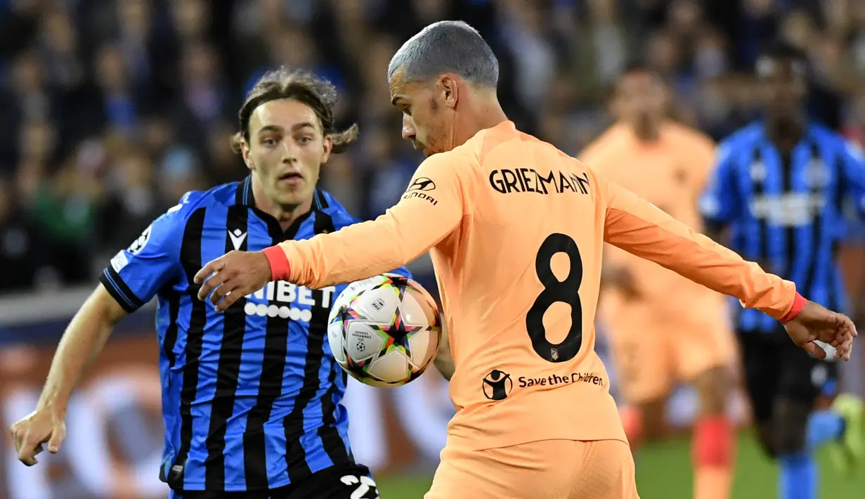 Gelandang Club Brugge Casper Nielsen menantang ketika penyerang Atletico Madrid Antoine Griezmann mencoba mengontrol bola pada matchday ketiga Grup B Liga Champions 2022/23 di Jan Breydel Stadium, Rabu (5/10/2022) dinihari WIB. Club Brugge tak gentar dengan nama besar Atletico Madrid. Mereka tampil memukau sepanjang laga. (AP Photo/Geert Vanden Wijngaert)
