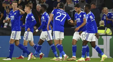 Gelandang Leicester City, Ayoze Perez (kedua kanan) berselebrasi dengan rekan satu timnya setelah mencetak gol ke gawang Napoli pada pertandingan Grup C Liga Europa di Stadion King Power di Leicester, Inggris, Jumat (16/9/2021). Leicester City bermain imbang atas Napoli 2-2. (AP Photo/Rui Vieira)