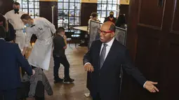 Patung lilin Al Roker menyambut pengunjung di Peter Luger Steakhouse, New York, Jumat (26/2/2021). Patung yang dipinjam dari Madame Tussauds itu membantu mengisi meja kosong yang tidak digunakan selama pelonggaran pembatasan aturan COVID-19 makan di dalam ruangan.  (AP Photo/Kevin Hagen)