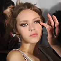 Primer ternyata bermanfaat untuk beauty hack yang simpel. (Sumber foto: The Gloss)