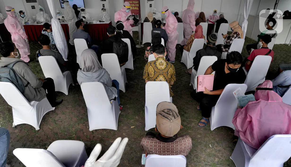 Warga antre saat mengikuti rapid test oleh BIN di Lapangan Kantor Kecamatan Pamulang, Tangerang Selatan, Banten, Kamis (2/7/2020). BIN menggelar rapid test gratis terhadap 800 warga Pamulang untuk memutus mata rantai penyebaran virus corona COVID-19. (merdeka.com/Arie Basuki)