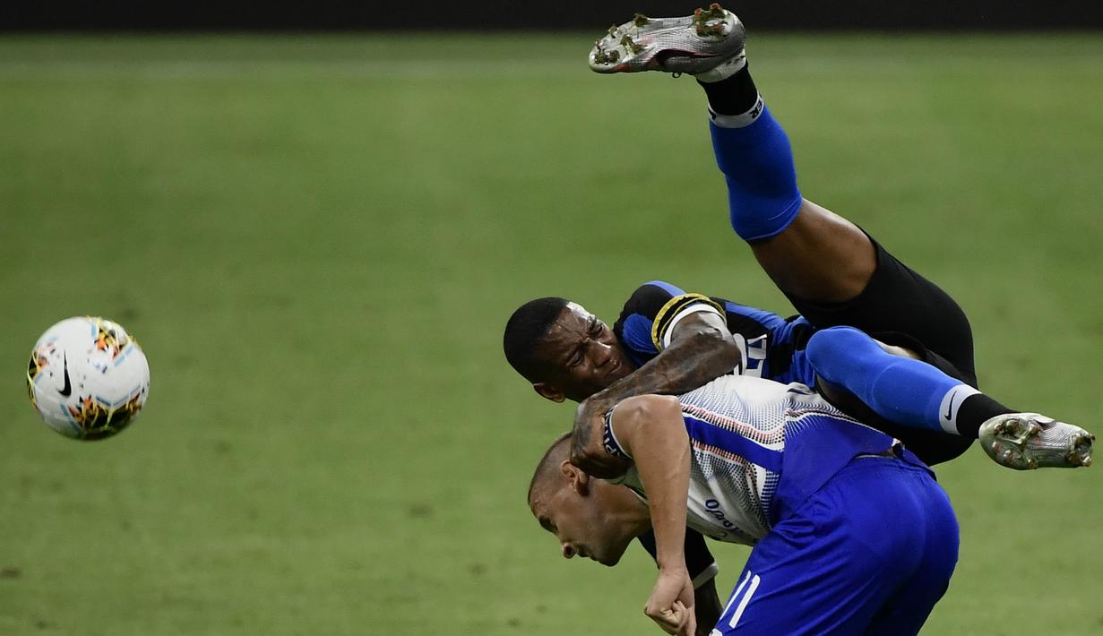 Pemain Inter Milan, Ashley Young, berebut bola dengan pemain Sampdoria, Gaston Ramirez, pada laga Serie A di Stadion Giuesepe Meazza, Minggu (21/6/2020). Inter Milan menang 2-1 atas Sampdoria. (AFP/Filippo Monteforte)