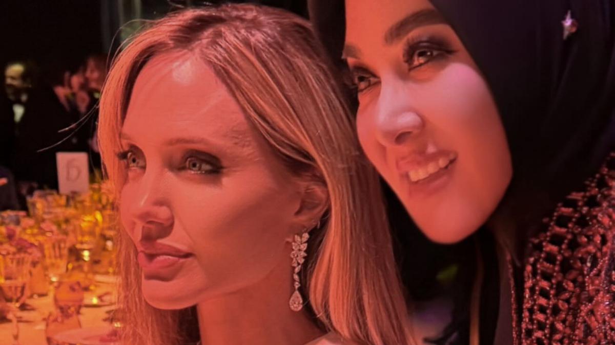 Tampil Bak Bestie, Syahrini Foto Bareng Angelina Jolie dengan Gaya Kontras Saat Hadiri Festival Film Cannes 2025