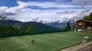 Suasana Stadion Ottmar Hitzfeld di tengah pegunungan Alpen Swiss (14/5/2020). Markas klub FC Gspon tersebut berada  pada ketinggian 2.000 meter di atas permukaan laut. (AFP/Fabrice Coffrini)