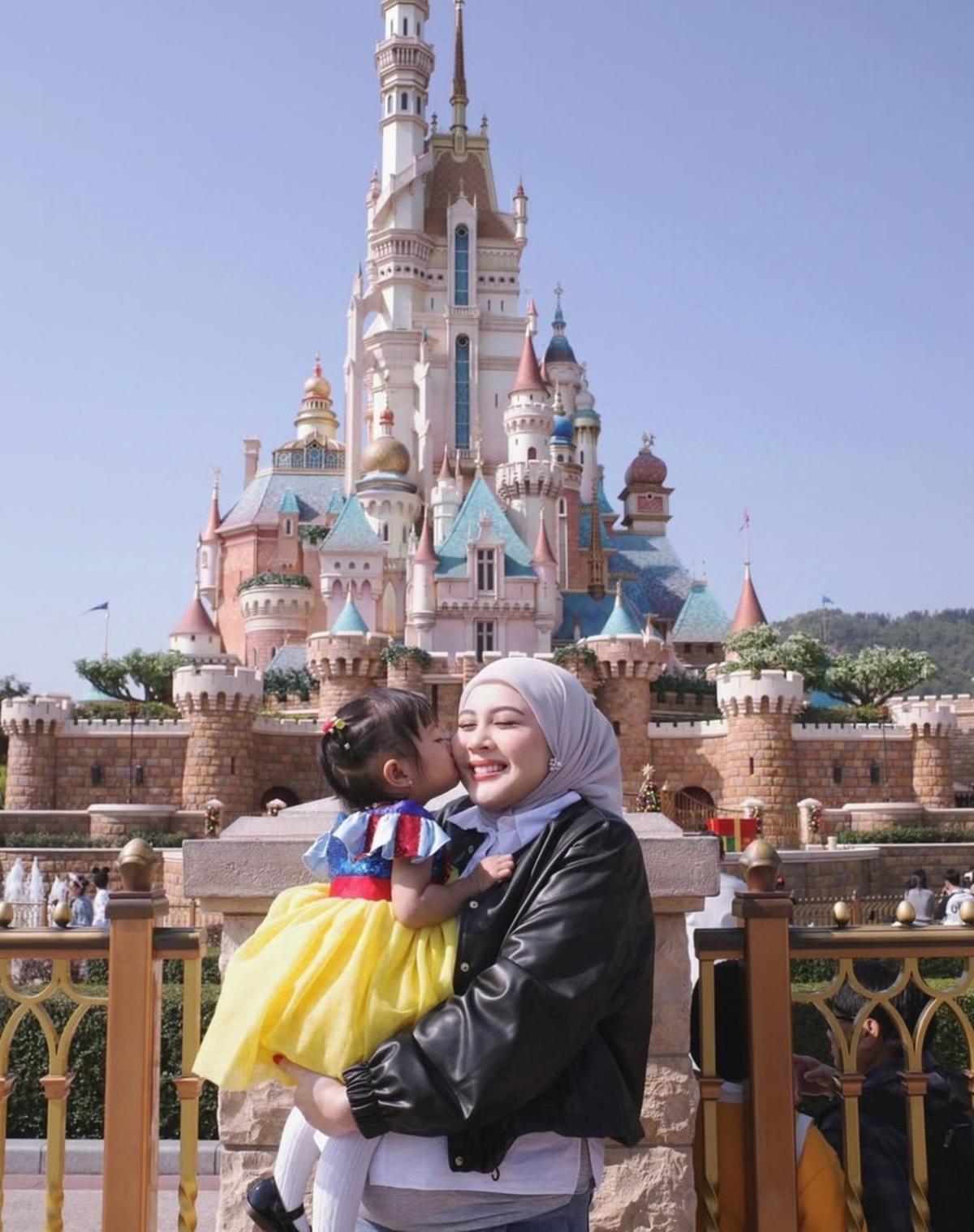 Potret Momen Bahagia Keluarga Kesha Ratuliu Jelajahi Keajaiban Disneyland Hong Kong