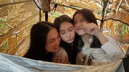 Kebersamaan Richelle Skornicki, Aisyah Aqilah dan Cantika Putri Kirana bak kakak adik di balik layar. Pancarkan pesona tersendiri, netizen terkesima dengan kecantikan tiga pemain series Cinta Mati ini meski pamer ekspresi kocak sekalipun. Bertemu setiap hari di lokasi syuting, tak heran jika satu sama lainnya sangat dekat bahkan hingga syutingnya sudah berakhir. (Liputan6.com/IG/@chelle.gs)