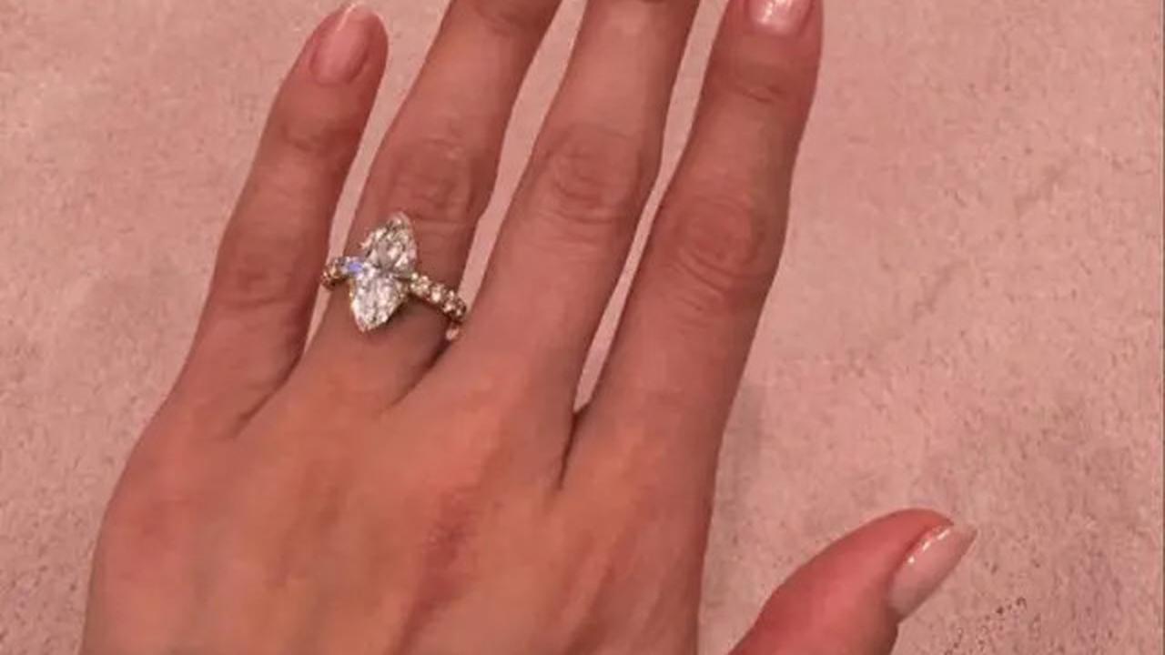 Dilamar Benny Blanco, Selena Gomez Diberi Cincin Berlian Seharga Rp3,1 Miliar