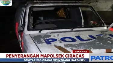 Peristiwa pembakaran Mapolsek merupakan bagian dari aksi penyerangan sekelompok massa yang datang pada hari Selasa jelang tengah malam.