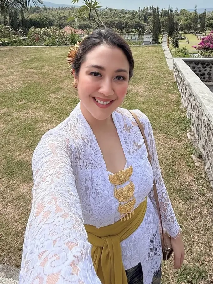 Sherina Dibalut Kebaya saat berada di Bali