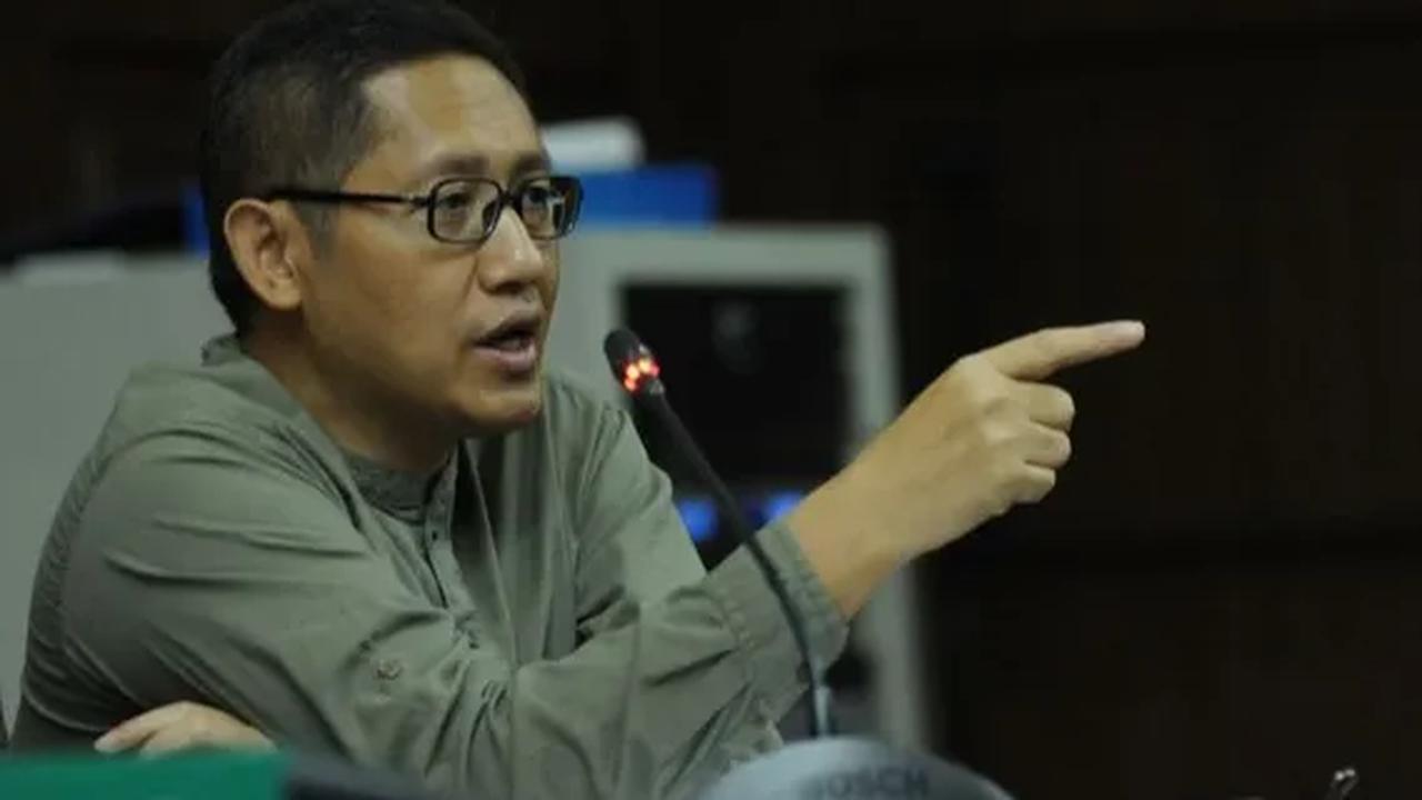 Pasek mengatakan alasan rela menyerahkan jabatan Ketua Umum PKN kepada Anas.