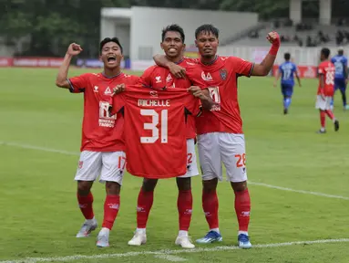 Malut United meraih tiket terakhir promosi ke Liga 1 2024/2025 mendampingi PSBS Biak dan Semen Padang setelah mengalahkan Persiraja Banda Aceh dengan skor 3-2 (1-1) lewat perpanjangan waktu pada laga leg kedua perebutan tempat ketiga Pegadaian Liga 2 2023/2024 atau playoff promosi Liga 1 2024/2025 di Stadion Madya, Senayan, Jakarta, Sabtu (9/3/2024). Ketiga gol Malut United dicetak oleh Frets Butuan (45'), Dave Mustaine (104') dan Jose Wilkson (115'). Sementara Persiraja yang sempat dua kali unggul duluan hanya mampu mencetak dua gol lewat Zikri Ferdiansyah (32') dan Ramadhan (91'). (Bola.com/Abdul Aziz)