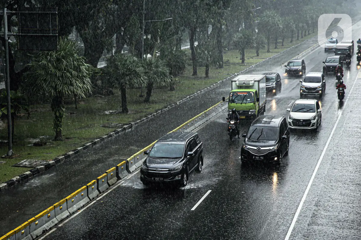 FOTO: Waspada Banjir dan Macet Saat Puncak Musim Hujan