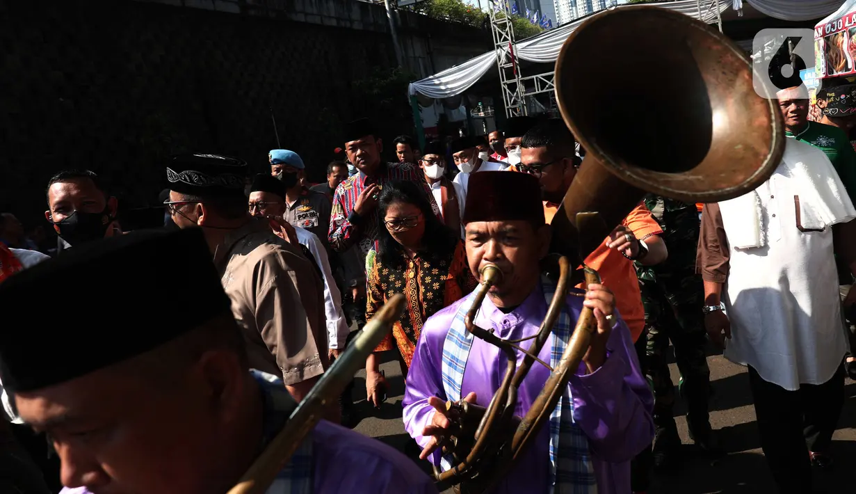 Seniman Betawi saat menampilkan pertunjukan Tanjidor dalam Lebaran Tenabang 2022 di kawasan Tanah Abang, Jakarta, Sabtu (4/6/2022). Kegiatan yang menampilkan berbagai kesenian Betawi, makanan tradisional, perlombaan, dan bazar UMKM itu mengangkat tema KolaborAksi. (Liputan6.com/Angga Yuniar)