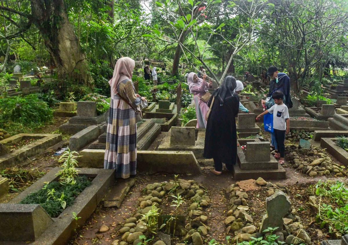 FOTO: Libur Imlek Dimanfaatkan Warga untuk Ziarah Jelang Ramadhan