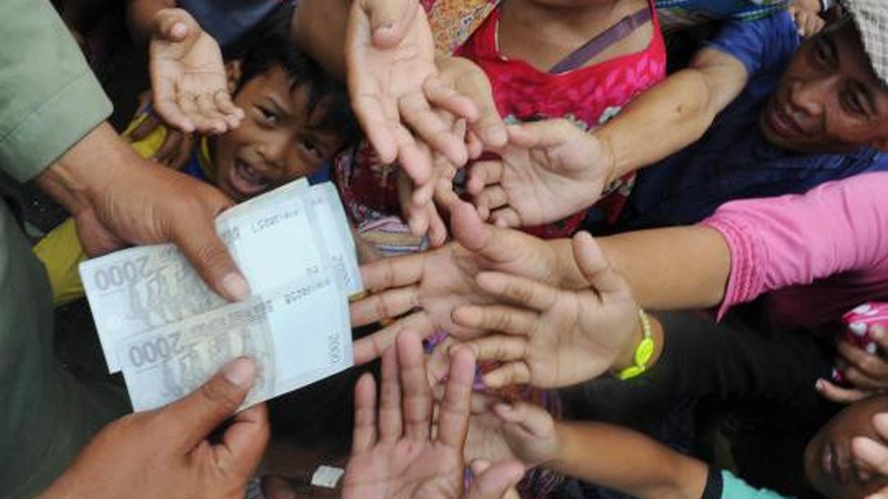 Warga berebut angpao di Vihara Dharma Bakti