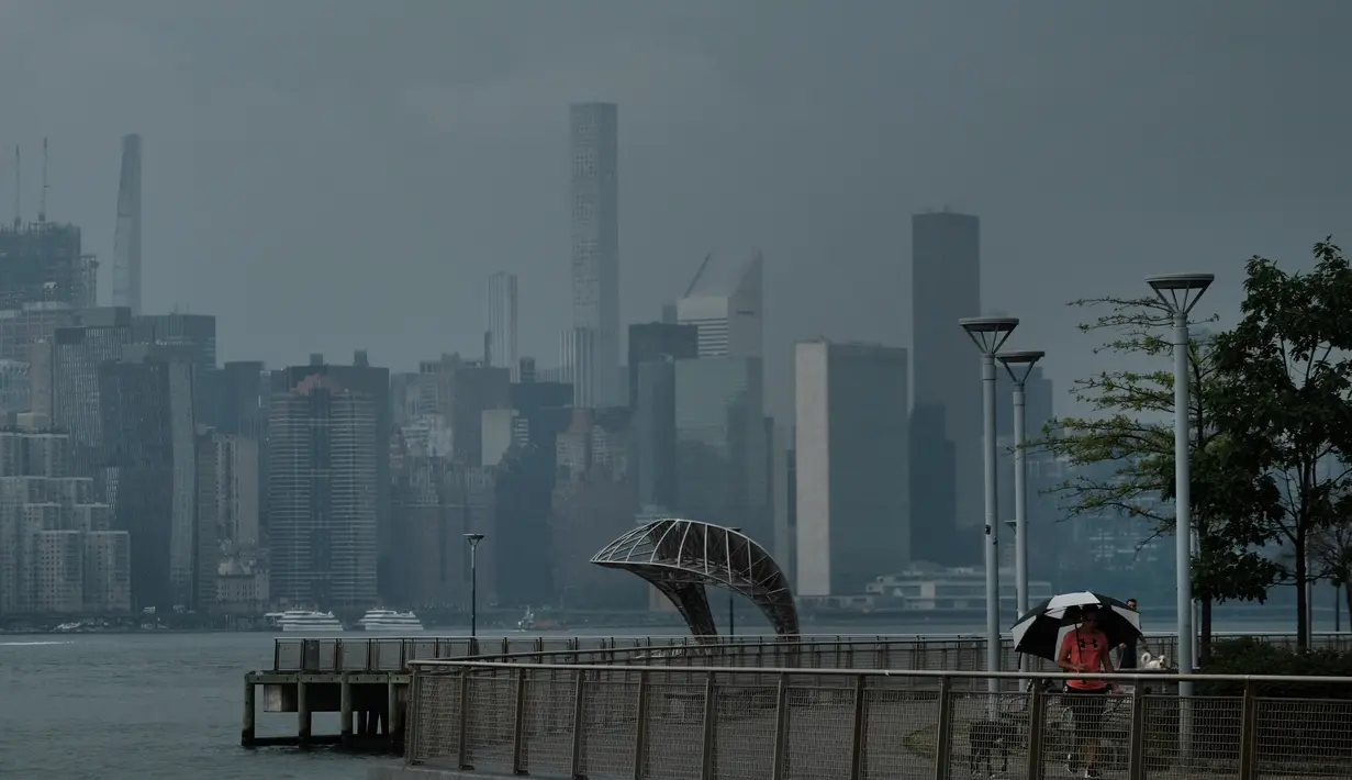 Badai membawa angin yang merusak, hujan, banjir, dan bahkan peringatan tornado. (Spencer Platt/Getty Images/AFP)