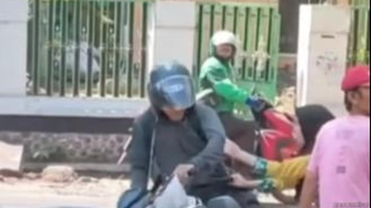 Wanita Pegawai Minimarket Menahan dan Menarik Pencuri dari Motornya<br>