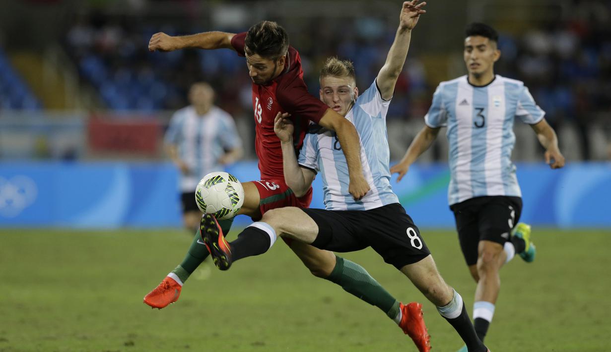 Pemain Portugal, Pite (kiri) mencoba melewati hadangan pemain Argentina, Santiago Ascacibar pada laga grup D Olimpiade Rio 2016 di Olympic Stadium, Rio de Janeiro, (5/82016) dini hari WIB. (AP Photo/Leo Correa)