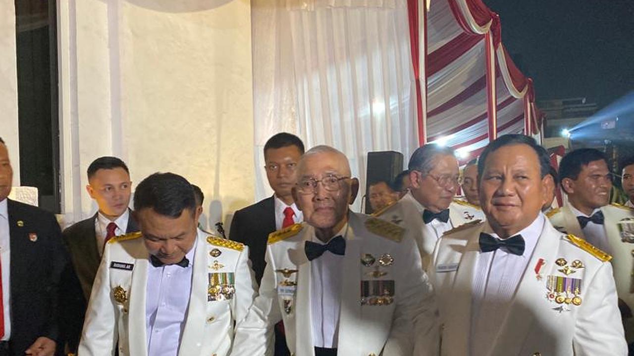 Momen Mantan Panglima ABRI Tri Sutrisno Gandeng Jenderal TNI dan Eks Danjen Kopassus