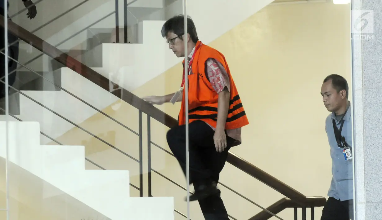 Tersangka Direktur Utama PT Quadra Solution, Anang Sugiana menaiki tangga menuju ruang penyidik KPK untuk menjalani pemeriksaan lanjutan, Jakarta, Senin (7/5). Anang Sugiana diperiksa terkait kasus korupsi KTP elektronik (E-KTP). (Merdeka.com/Dwi Narwoko)