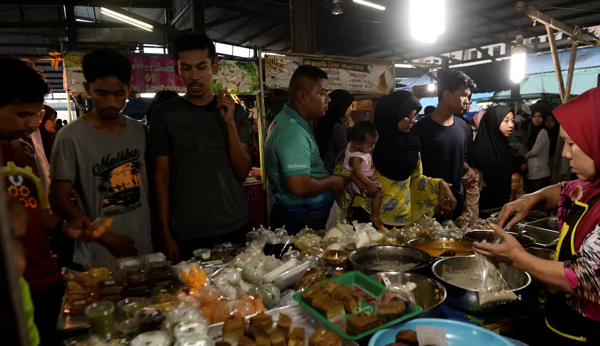 Warga muslim Thailand membeli makanan di pasar sebelum berbuka puasa selama bulan suci Ramadan di Narathiwat (7/5/2019). Umat muslim di seluruh dunia tengah menjalani puasa pada bulan ramadan. (AFP Photo/Madaree Tohlala)