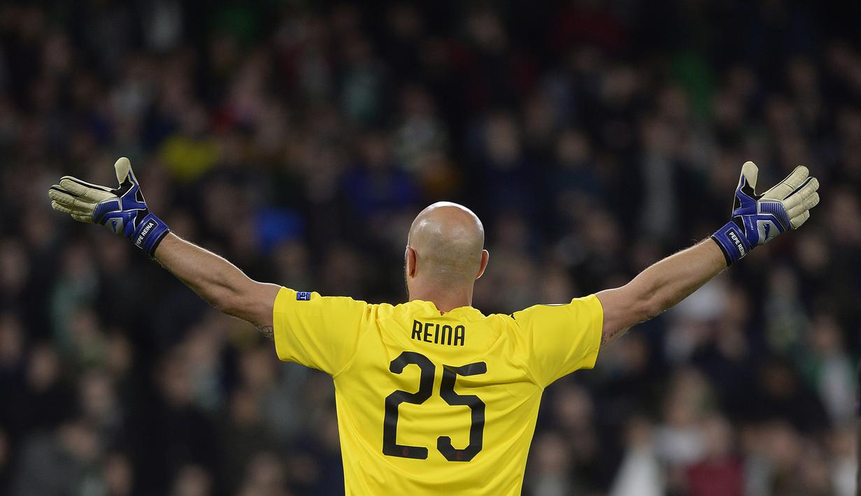 Kiper AC Milan, Pepe Reina tertunduk lesu terpaksa memungut bola dari gawang sendiri pada menit ke-12 pada fase grup Liga Europa yang berlangsung di Stadion Benito Villamarin, Spanyol (9/11),  AC Milan bermain imbang 1-1  (AFP/Cristina Quicler)