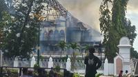 Atap gedung DPRD NTB ludes dibakar massa