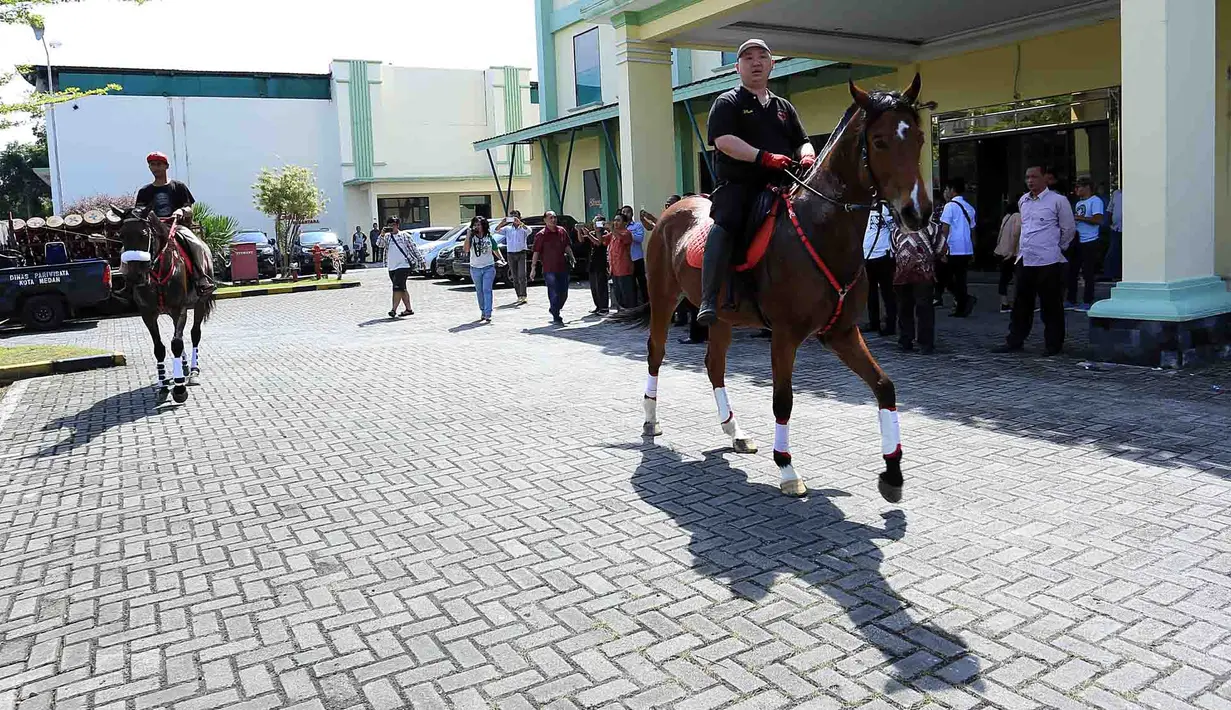 Dalam prosesi Kirab nanti terdapat tiga komponen budaya yang akan disajikan, yakni Kuda, Kereta dan Bentor, serta alunan musik tradisional Gordang Sambilan. Di suasana gladi kotor itu terasa sudah seperti Kirab sungguhan. (Deki Prayoga/Bintang.com)