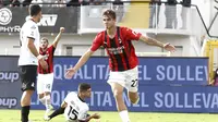 Pada babak kedua AC Milan unggul 1-0 di menit ke-48. Sundulan Daniel Maldini usai menerima umpan Pierre Kalulu sukses menaklukkan kiper Spezia, Jeroen Zoet. (LaPresse via AP/Tano Pecoraro)