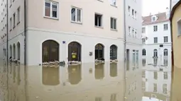 Hujan deras yang turun sejak Jumat 31 Mei 2024 telah menyebabkan banjir di negara bagian Baden-Wuerttemberg dan Bavaria di Jerman selatan. (Michaela STACHE/AFP)
