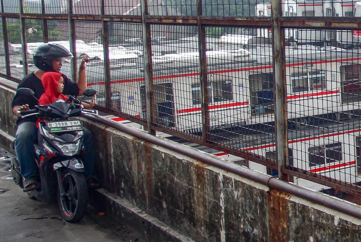 FOTO: Gerbong KRL Tak Terpakai Bertumpuk di Depok Picu Rasa Penasaran Warga