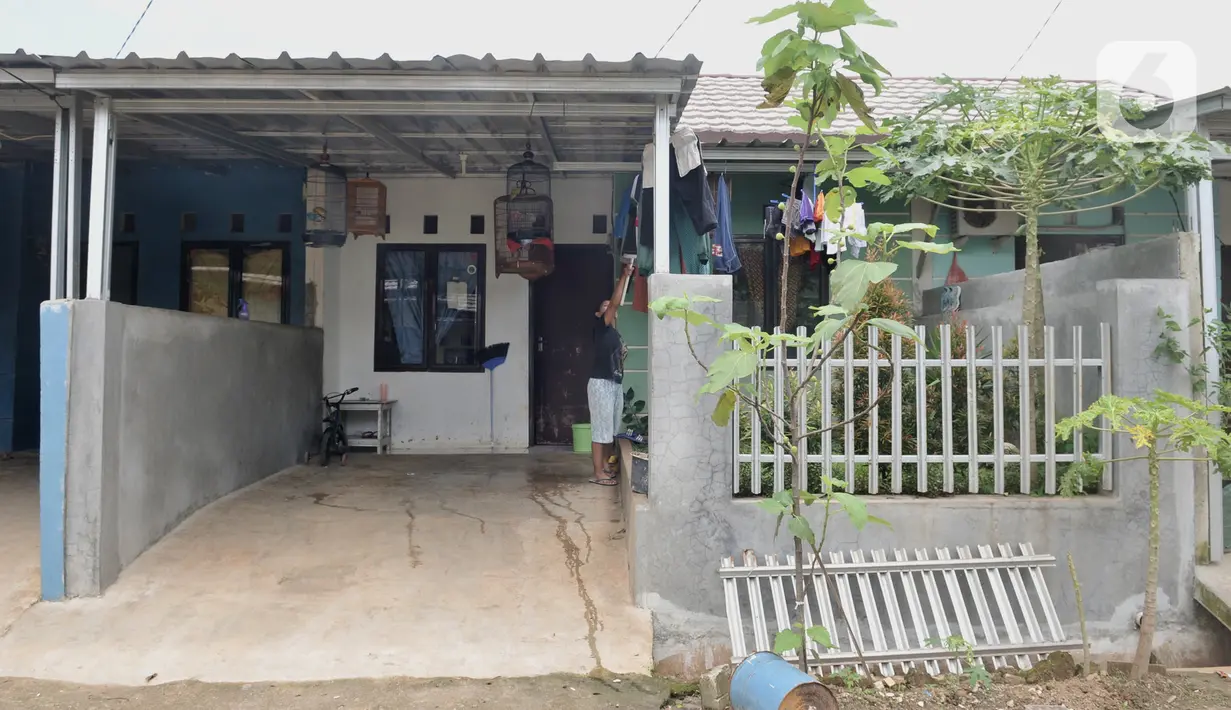 Aktivitas warga di perumahan bersubsidi Green Citayam City, Bojong Gede, Bogor, Selasa (18/2/2020). Real Estate Indonesia mencatat Masyarakat Berpenghasilan Rendah untuk tahun 2020 membutuhkan sekitar 260 ribu unit rumah dengan nilai subsidi mencapai Rp29 triliun. (merdeka.com/Iqbal S Nugroho)