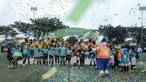 Para pemain dari SDN Pulogebang 13, SDN Gedong 03, SDN Kalisari 01, dan SDN Mekarjaya 12 berselebrasi setelah laga final MilkLife Soccer Challange Jakarta 2025 yang berlangsung di Kingkong Soccer Arena, Cijantung, Jakarta Timur pada Minggu (04/05/2025). (Bola.com/Bagaskara Lazuardi)