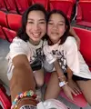 Penampilan keduanya dipermanis dengan aksesori termasuk gelang persahabatan Taylor Swift. [@jenniferbachdim]