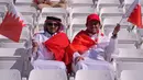 Suporter Bahrain mengibarkan bendera menunggu dimulainya pertandingan sepak bola Grup E Piala Asia antara Korea Selatan dan Bahrain di Stadion Jassim Bin Hamad, Doha, Qatar, Senin (15/1/2024). (AP Photo/Thanassis Stavrakis)