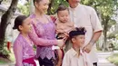 Pada momen pemotretan ini, keluarga Bachdim terlihat kompak mengenakan baju adat Bali. (Instagram/jenniferbachdim).