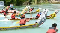 Perahu hias berlomba menyusuri sungai Cikao. (Liputan6.com/Abramena)