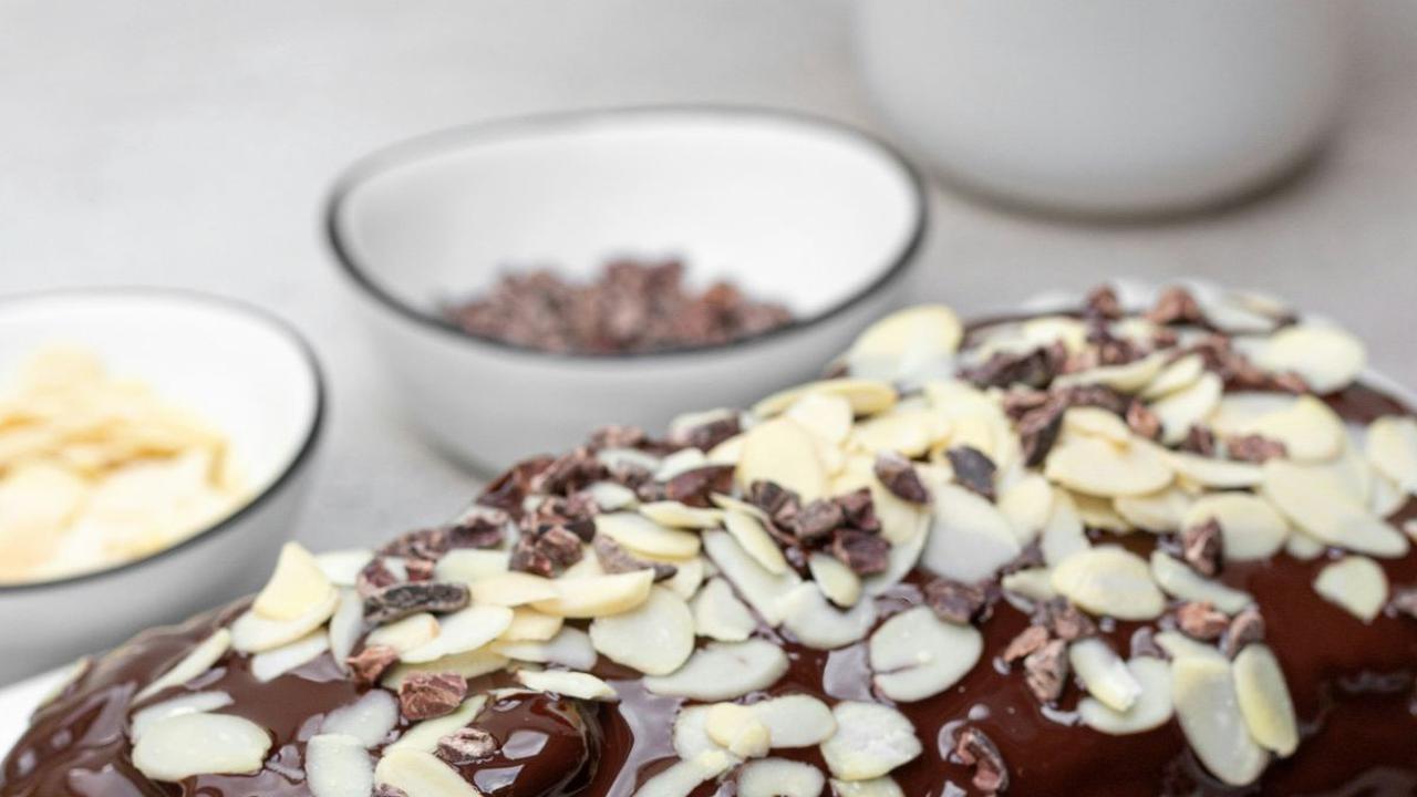 Cake almond menghadirkan kombinasi sempurna antara kelembutan dan kelezatan rasa kacang almond yang khas. Resep cake ini juga mudah dibuat, dan cocok untuk disantap dalam segala acara baik acara santai maupun acara formal.