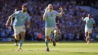 Selebrasi Phil Foden usai mencetak gol untuk Manchester City ke gawang West Ham dalam laga pekan terakhir Premier League 2023/2024 di Etihad Stadium, Minggu (19/5/2024) malam WIB. (AP/Dave Thompson)