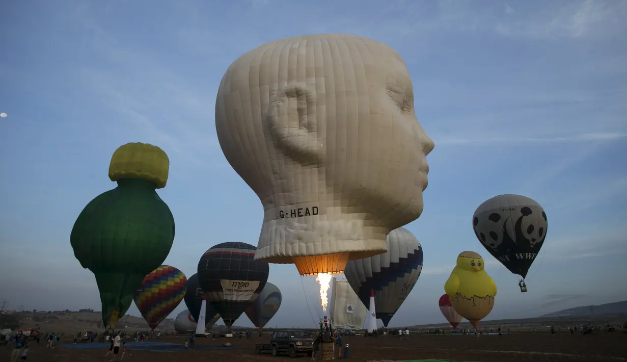 Balon udara sedang dipersiapkan untuk mengudara saat Festival Balon Udara Internasional di Taman Nasional Maayan Harod, Israel (30/9/2015). (REUTERS / Baz Ratner)