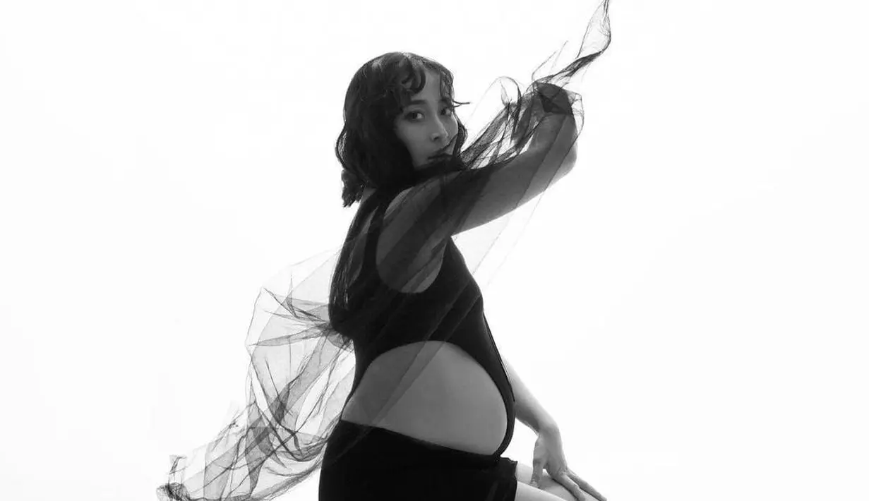 Menjelang persalinan, Rinni Wulandari menjalani maternity shoot. Foto tersebut pun akhirnya diunggah dia di akun instagram pribadinya. [instagram/rinni_w]