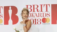 Rita Ora menghadiri ajang BRIT Awards 2018. (Tolga AKMEN / AFP)