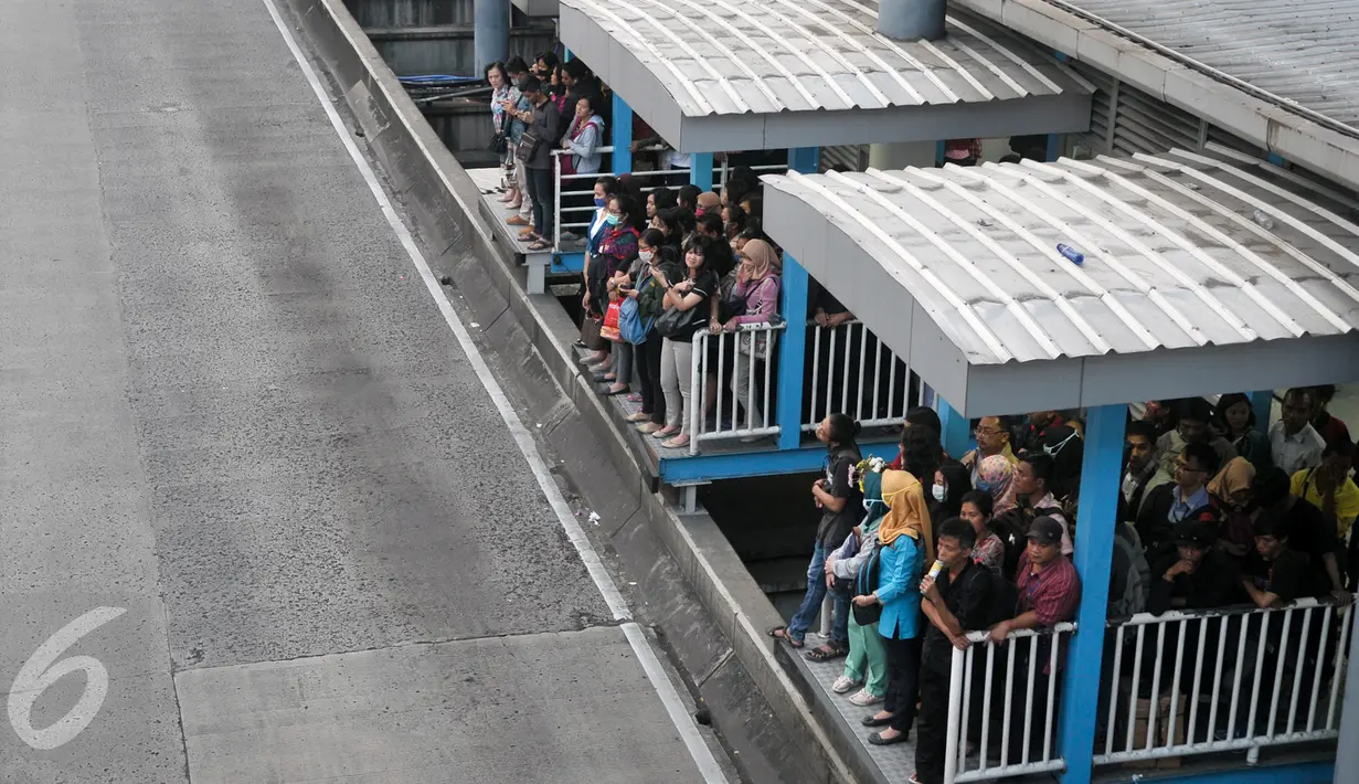 Sejumlah penumpang Transjakarta menunggu bus di halte Harmoni, Jakarta Pusat, Kamis (26/4). PT Transjakarta menargetkan jumlah penumpang dalam setahun mencapai 185 juta. (Liputan6.com/Yoppy Renato)