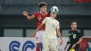 <p>Pemain Timnas Indonesia U-19,Mikael Alfredo Tata&nbsp;berebut bola&nbsp;dengan pemain Timnas Thailand U-19,&nbsp;Thanawut Phochai dalam pertandingan babak penyisihan Grup A Piala AFF U-19 yang berlangsung di Stadion Patriot Candrabhaga, Bekasi, Rabu (6/7/2022). (Bola.com/Bagaskara Lazuardi)</p>