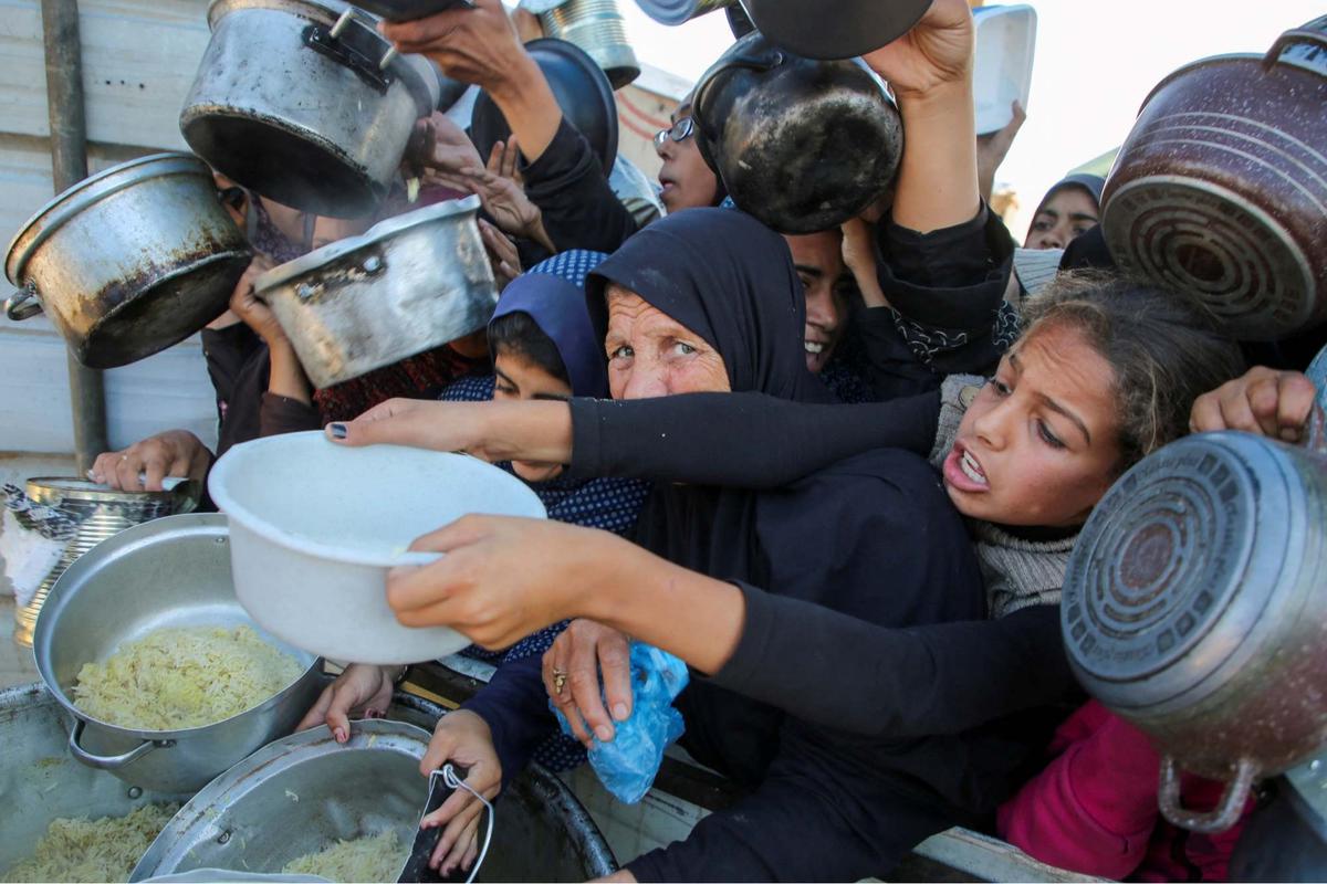 Anak-anak kelaparan Jalur Gaza mengantre makanan